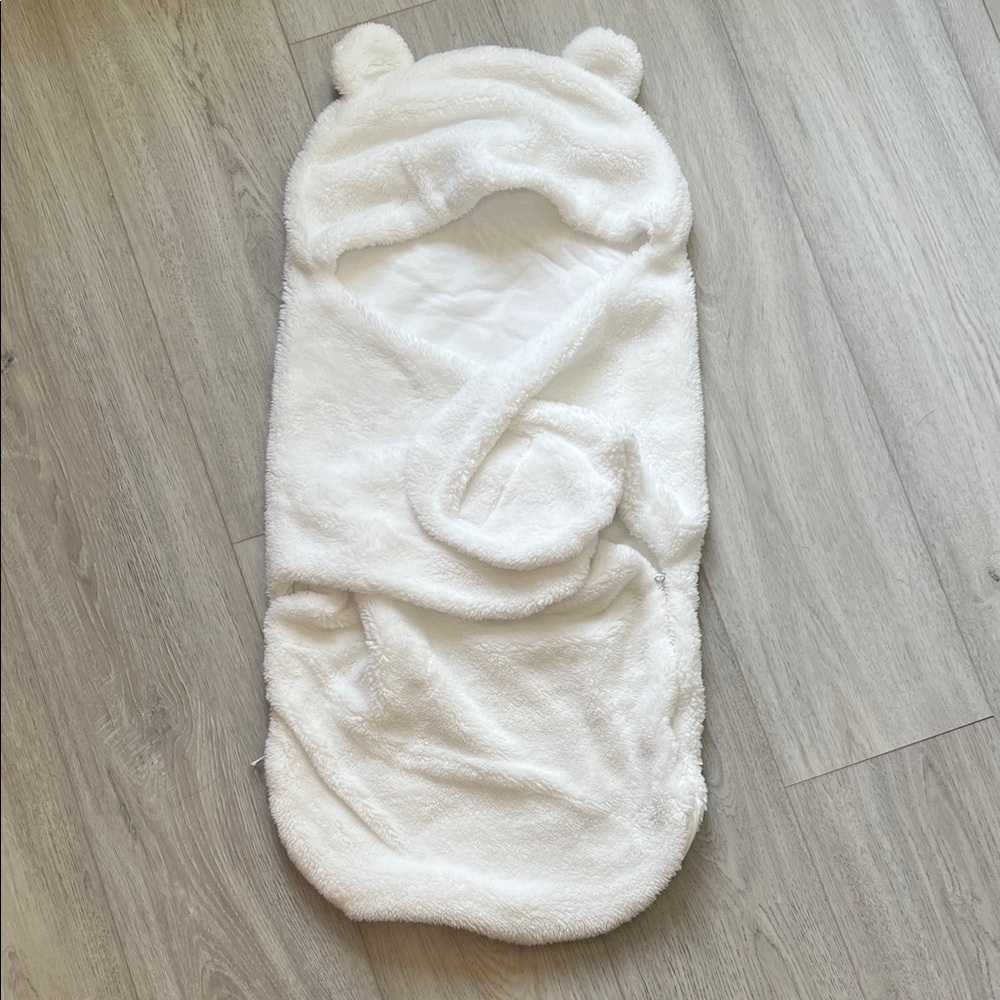 NWOT Cozy White Sherpa Teddy Bear Baby Swaddle with Zipper One Size